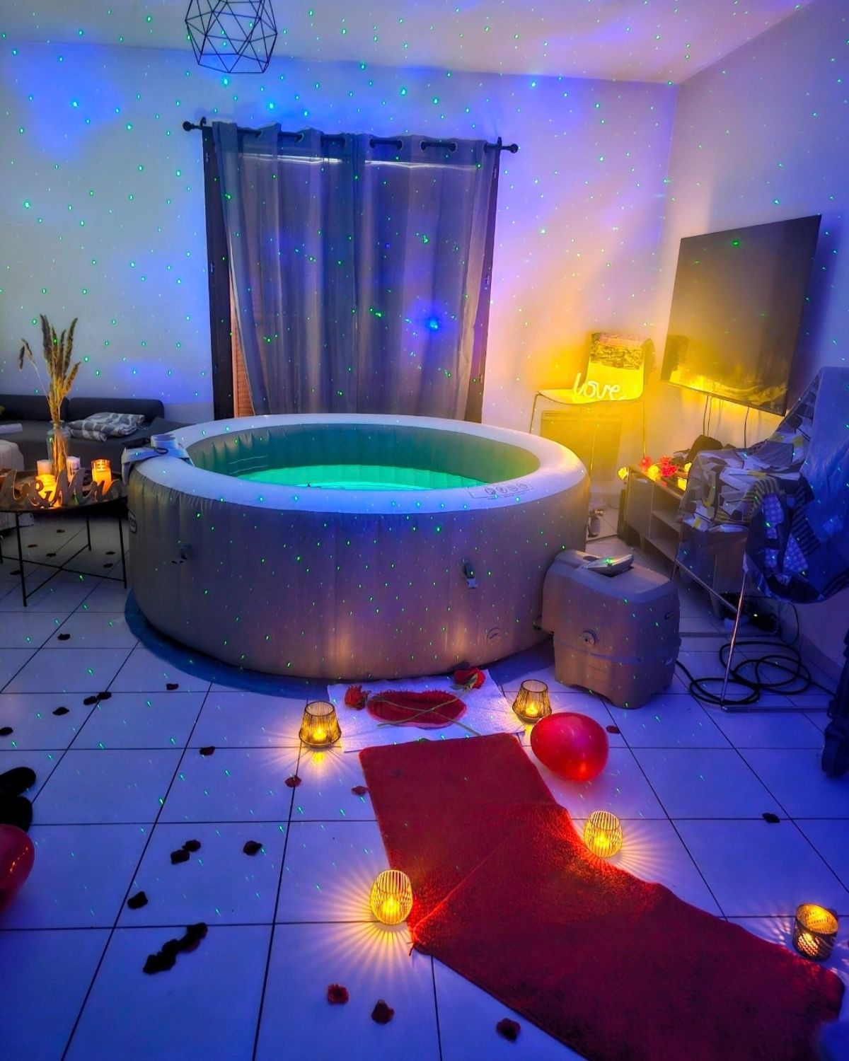 Jacuzzi gonflable installé à domicile avec décoration romantique