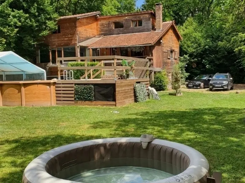 Jacuzzi installé en extérieur dans un jardin